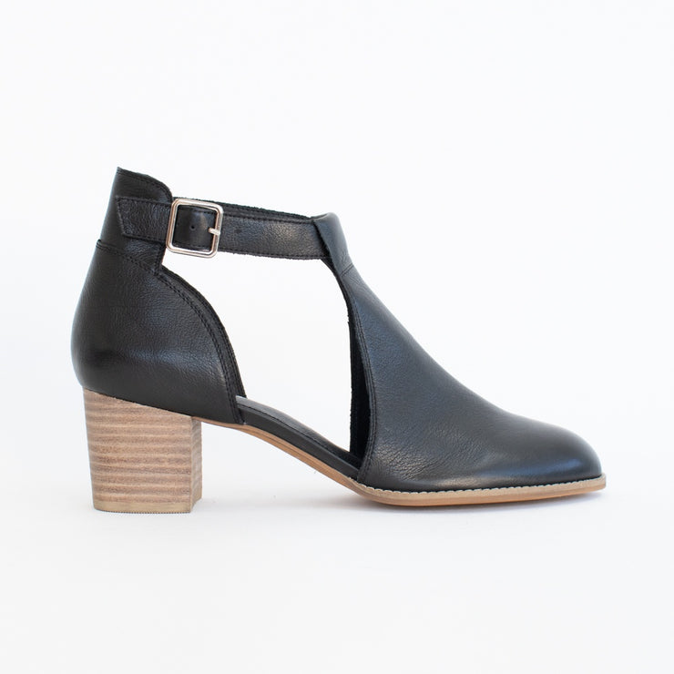 Django and Juliette Shakila Black Shoe side. Size 42 womens shoes